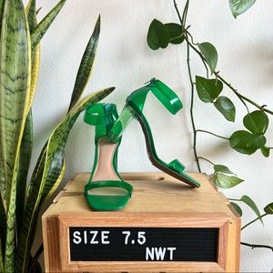 💜 NWT INC block heels